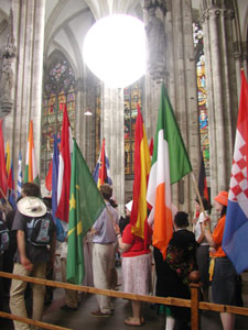 ballonbeleuchtung im k&ouml;lner dom, ballonbeleuchtung f&uuml;r die WDR-Produktion zum weltjugendtag 2005